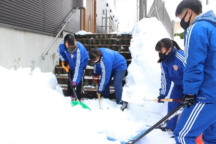 第29回全日本高等学校女子サッカー選手権大会 ベスト８入りした選手による地元聖籠町の雪かきの実施 Nsgグループ