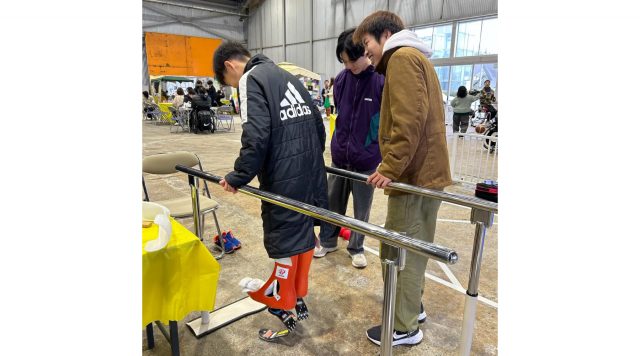 福祉フェス２０２４へブース出展した新潟医療福祉大学の義肢装具自立支援学科