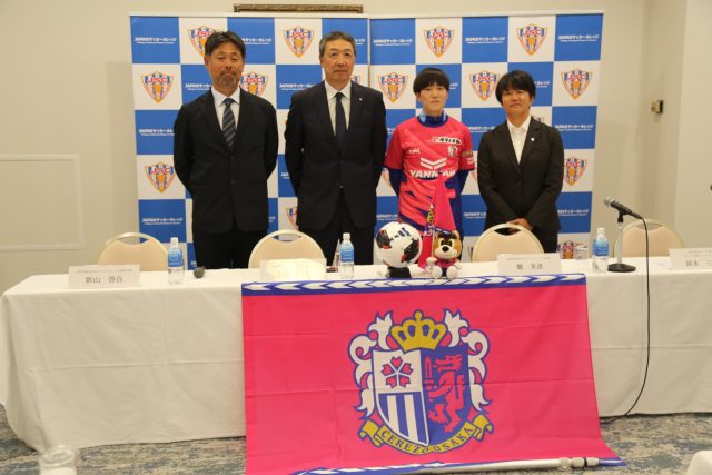 入団会見の様子